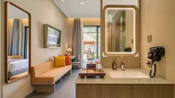 Minibar, Zimmersafe, Schreibtisch, Verdunkelungsvorhänge