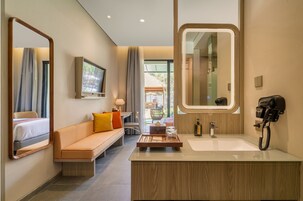 Minibar, caja de seguridad en la habitación y escritorio 