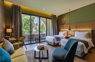 Minibar, caja de seguridad en la habitación y escritorio 