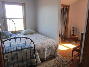4 bedrooms, iron/ironing board, bed sheets