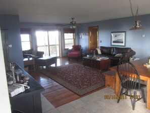 TV, books - Charity Island Lightkeepers Home Big Charity Island (Tawas)