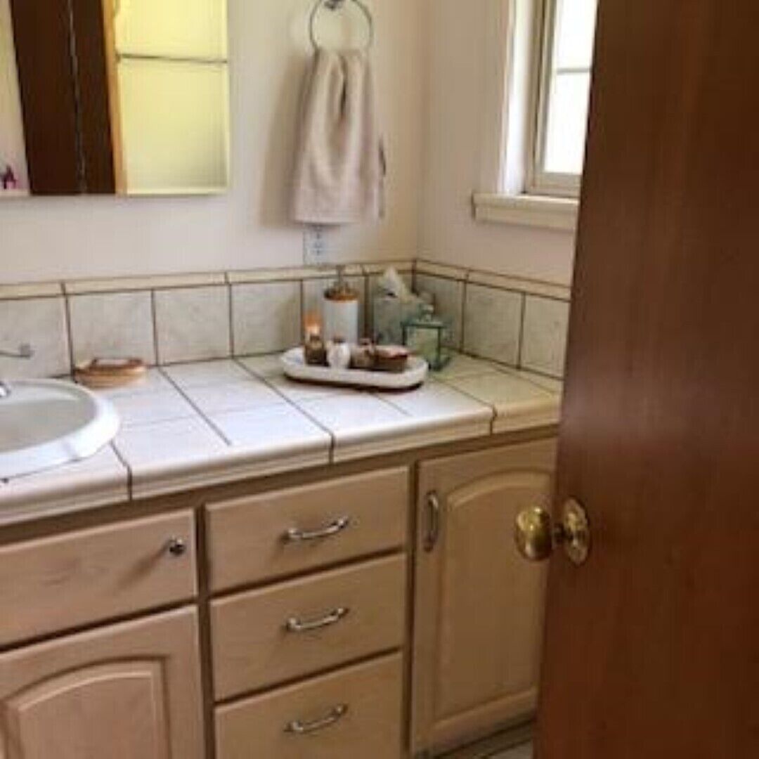 Comfortable 4 BR - 3 BA  with large deck and distant peaceful ocean view