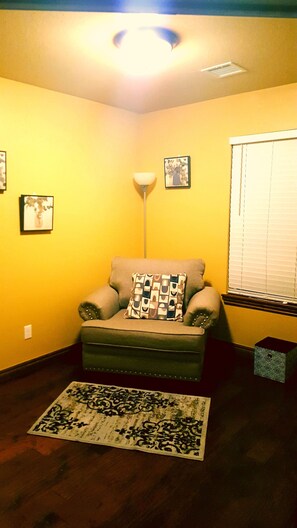 Smart TV, fireplace, offices - Sleeps 5 ☆ OU Campus ☆ Airport ☆ Restaurants ☆ Shopping Nearby (Oklahoma City)