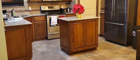 Coffee/tea maker, fridge, microwave, oven
