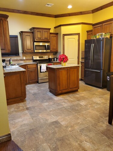 Sleeps 7 / OU Campus / Airport / Restaurants / Shopping Nearby