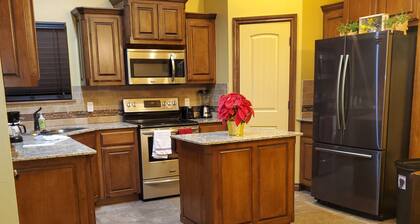 Sleeps 7 / OU Campus / Airport / Restaurants / Shopping Nearby