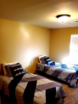 3 slaapkamers, een strijkplank/strijkijzer, gratis wifi, beddengoed