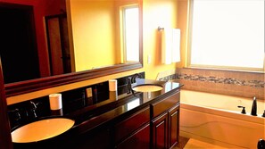 Duschwanne, Haartrockner, Handtücher, Seife