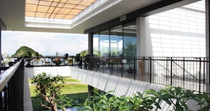 Vista frontal de la propiedad