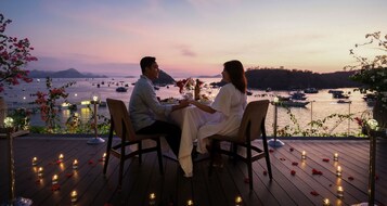 供应早餐、午餐和晚餐