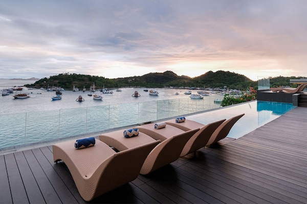 2 piscines extérieures