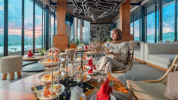 Melayani sarapan, makan siang, dan makan malam