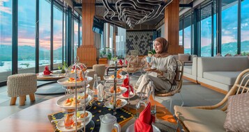 供应早餐、午餐和晚餐