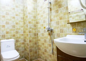 Shower, free toiletries, hair dryer, slippers - Tiger Leaping Gorge Tea-Horse Hotel (Deqin)