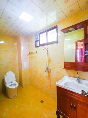 Shower, free toiletries, hair dryer, slippers - Tiger Leaping Gorge Tea-Horse Hotel (Deqin)