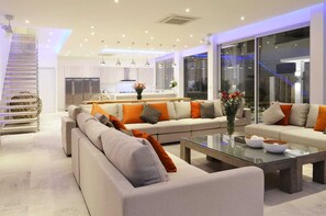 TV, lettore DVD, tavolo da ping pong, videoteca