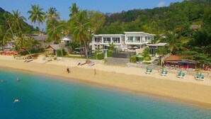 A beachfront property with multiple villas, a sandy beach, and palm trees. - FREE $1600 Daily Luxury Pack - 16-Bed Beachfront Villa - Private Pool, Spa & Gym (Tambon Vichit, Ampur Muang)