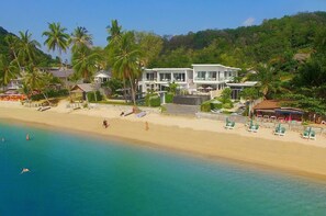 Ubicación a pie de playa, tumbonas y toallas de playa
