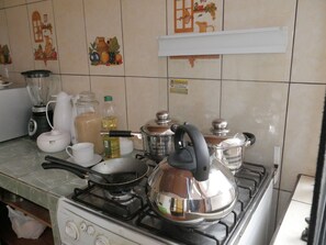 Fridge, microwave, stovetop, cookware/dishes/utensils - Cusco Dulce House Apartment (Cusco)