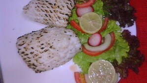 A plate with grilled fish and a salad. - Hotel Restaurant Azalee (Antananarivo)