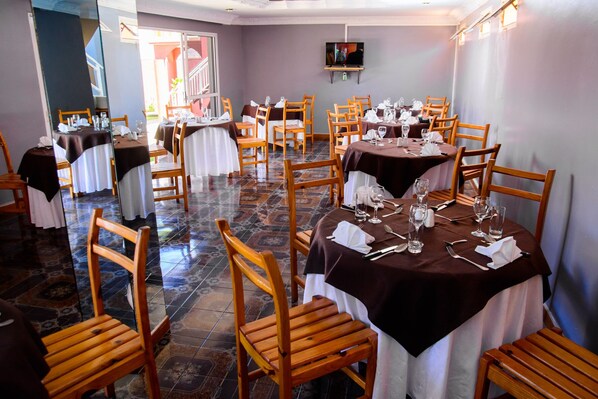 Breakfast, lunch, dinner served; Chinese cuisine  - Hotel Restaurant Azalee (Antananarivo)