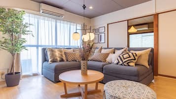 Apartment, 3 Bedrooms (06) | Living room