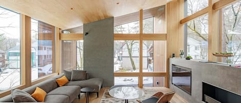 럭셔리 샬레 | 거실 공간 | 평면 TV, 벽난로, 넷플릭스, 스트리밍 서비스