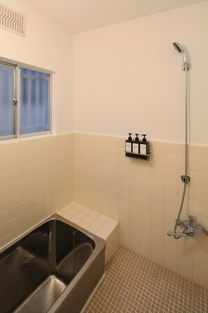 Baignoire, sèche-cheveux, serviettes fournies, savon