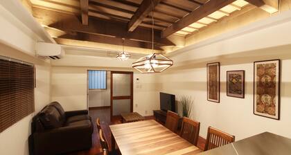 2 minute walk from the nearest station 駅6 minutes by train to USJ and Umeda. A beautiful house just renovated.