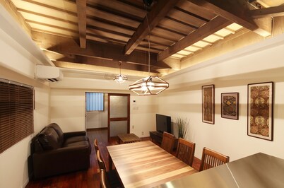 2 minute walk from the nearest station 駅6 minutes by train to USJ and Umeda. A beautiful house just renovated.