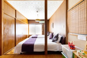 3 bedrooms, iron/ironing board, travel cot, WiFi - 2 minute walk from the nearest station 駅6 minutes by train to USJ and Umeda. A beautiful house just renovated. (大阪市此花区)