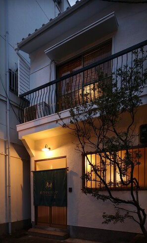 Exterior detail - 2 minute walk from the nearest station 駅6 minutes by train to USJ and Umeda. A beautiful house just renovated. (大阪市此花区)