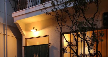 2 minute walk from the nearest station 駅6 minutes by train to USJ and Umeda. A beautiful house just renovated.
