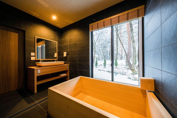 Luxury Chalet, 3 Bedrooms, Hot Tub, Mountain View | Deep soaking bathtub
