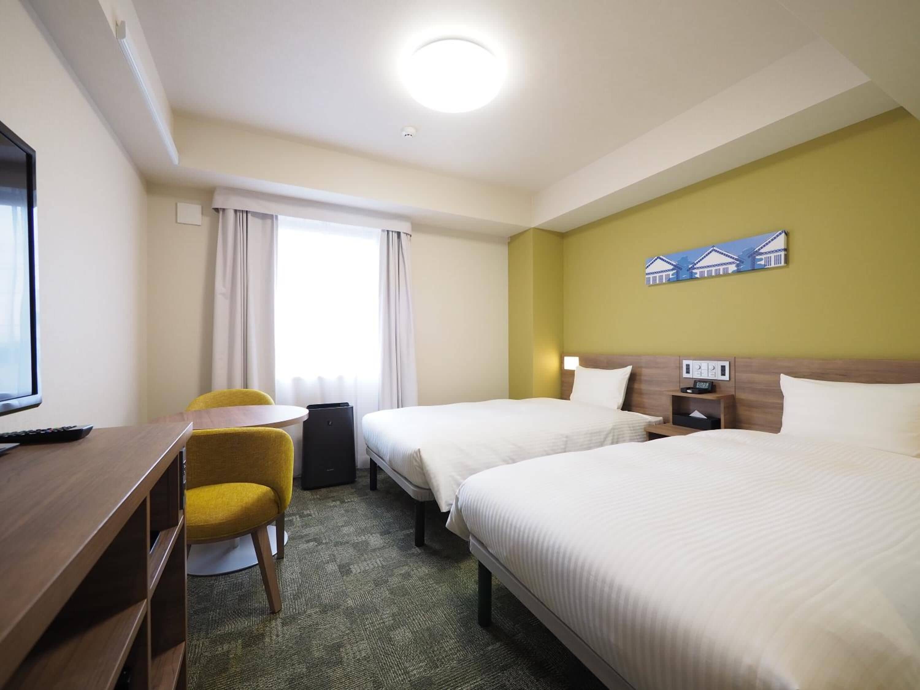 1 bedroom, down duvets, desk, laptop workspace