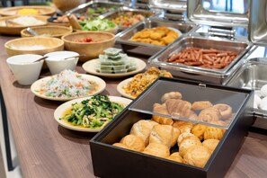 朝食 (ビュッフェ)、毎日提供 (1 名様 1500 JPY)