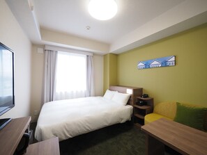 羽毛の掛け布団、デスク、ノートパソコン用作業スペース、遮光カーテン