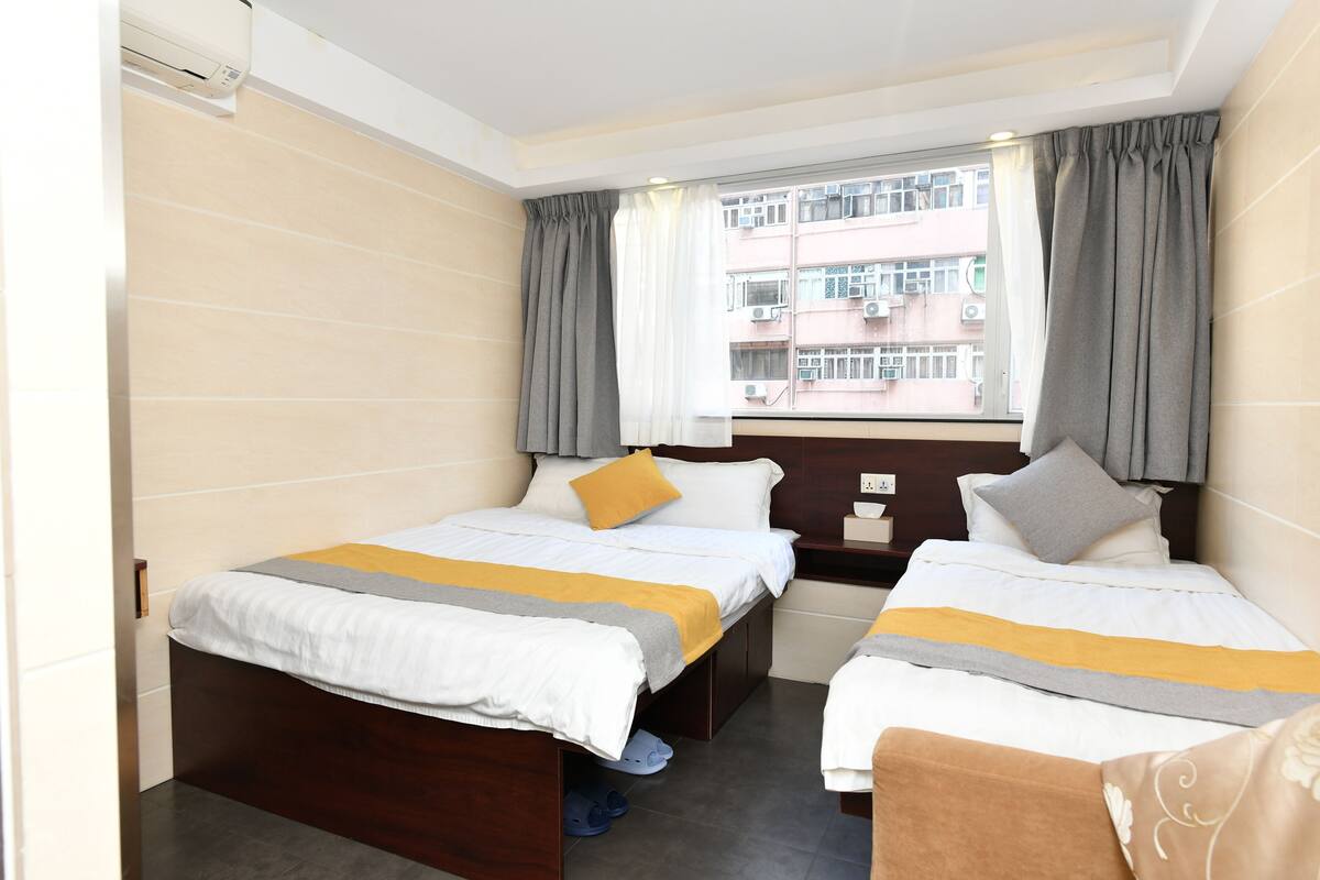 Triple Room | Blackout drapes, WiFi (free), bed sheets