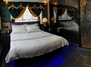 Cortinas blackout, Wi-Fi de cortesia, roupa de cama