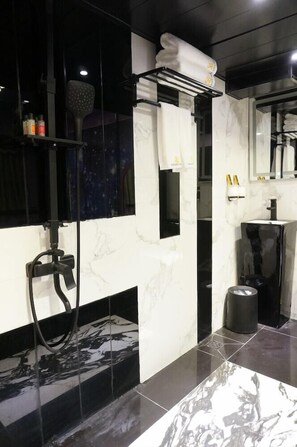 Dusche, Haartrockner, Hausschuhe, Handtücher