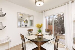 Dining - Midnight Sun Retreat - Close to Trails, Shopping (Anchorage)