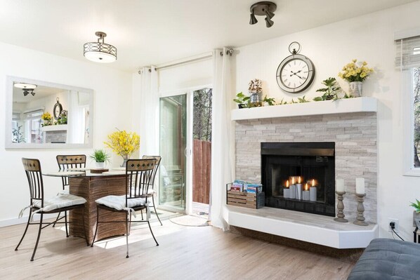 Interior - Midnight Sun Retreat - Close to Trails, Shopping (Anchorage)