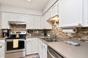 Fridge, microwave, oven, stovetop - Midnight Sun Retreat - Close to Trails, Shopping (Anchorage)