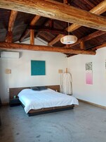 高档床上用品、加厚床垫、特色装修、遮光窗帘