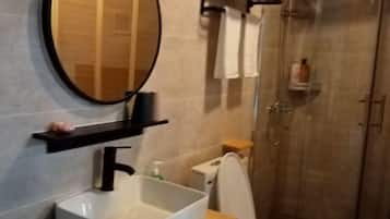 Family Cottage | Bathroom | Shower, rainfall showerhead, free toiletries, hair dryer