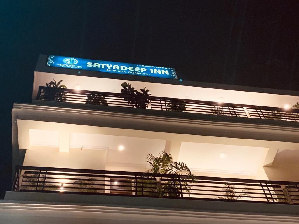 واجهة المنشأة - في المساء/الليل