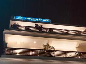 Façade de l’hébergement  – soirée/nuit