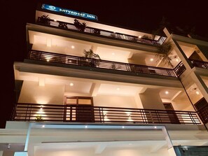 住宿正面 (夜晚)
