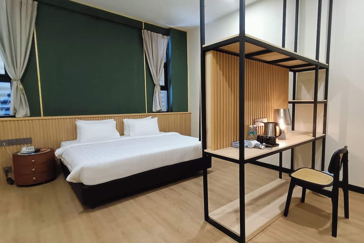 Executive Studio Suite | Desk, iron/ironing board, free WiFi, bed sheets