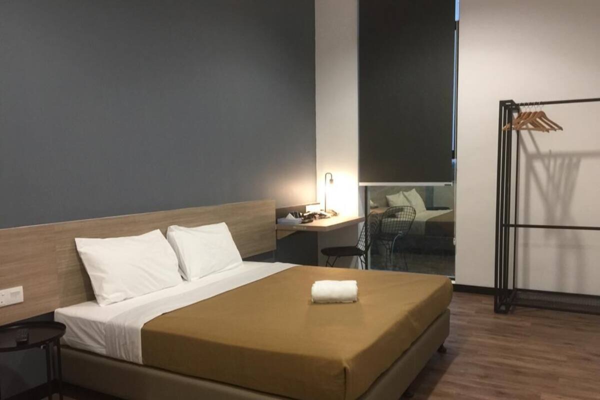 Deluxe King Room | Desk, iron/ironing board, free WiFi, bed sheets